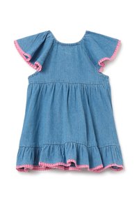 Vestido de denim con mangas acampanadas y ribete de encaje rosa. Cintura fruncida y falda de corte en capas. Textura suave y material ligero.