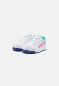 Sneaker bianche con tomaia in pelle liscia, dettagli rosa e azzurri, punta rotonda, suola in gomma spessa e design del battistrada testurizzato.