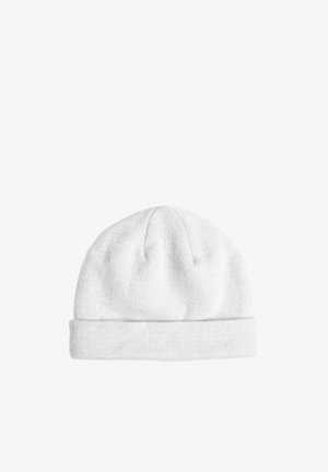 Berretto bianco a maglia con risvolto pieghevole, caratterizzato da una texture morbida e una finitura senza cuciture nella parte superiore, adatto per un look casual.