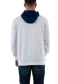 Sudadera blanca con capucha azul, corte casual, material de algodón, con puños y dobladillo acanalados, vista desde la parte posterior contra un fondo blanco.