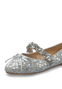 Bailarinas plateadas con parte superior de lentejuelas, lazo decorativo y correa con joyas. Punta redondeada y tacón bajo con detalles texturizados.