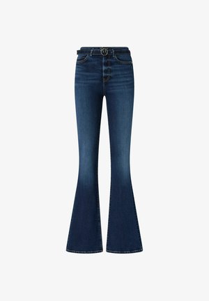 Jean en denim bleu foncé évasés avec une taille haute, dotés de coutures décoratives, de poches avant et d'une boucle de ceinture ornée de métal argenté.