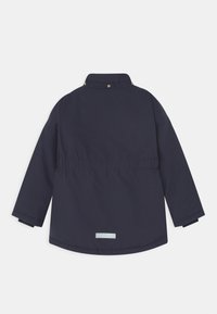 Veste imperméable bleu marine avec un col montant, une taille élastiquée, des boutons-pression et un accent réfléchissant à l'arrière. Manches longues.