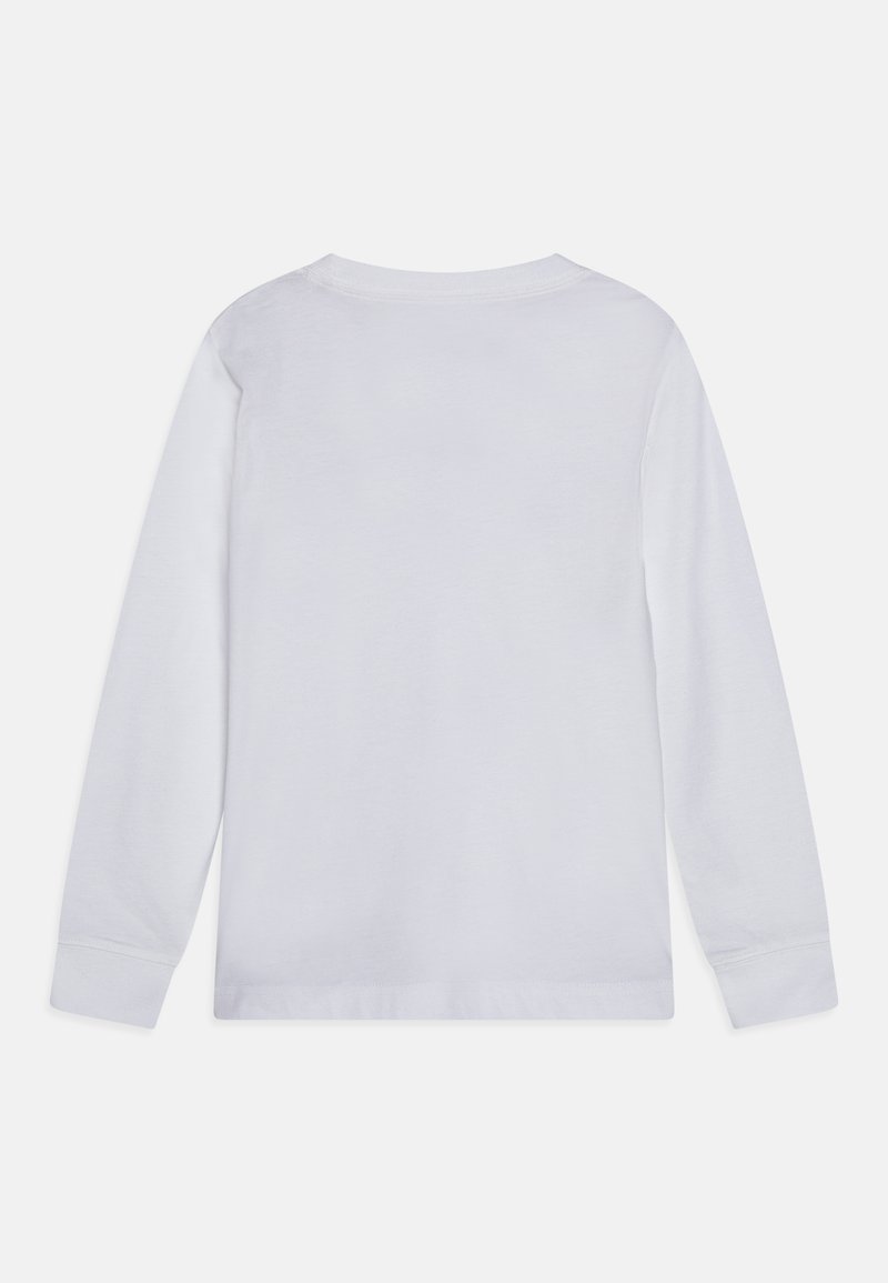 T-shirt blanc en coton à manches longues, avec un col rond et un design simple, texture lisse, sans motifs ni accents notables.
