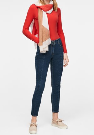 Long sleeved top - red