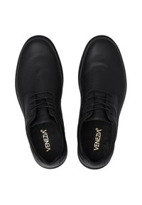 Zwarte leren schoenen met een gladde textuur, ronde neus en vetersluiting. Het interieur beschikt over een gouden merknaam. De zool is plat en uniform van vorm.