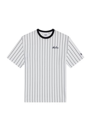 Hvit t-skjorte med korte ermer med tynne svarte vertikale striper, svart krage og "New Era"-logo på venstre bryst og erme.