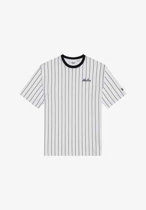 Hvit t-skjorte med korte ermer med tynne svarte vertikale striper, svart krage og "New Era"-logo på venstre bryst og erme.