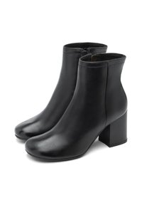 Botine negre din piele, cu un finisaj neted, toc bloc înalt și închidere cu fermoar pe spate. Design cu vârf rotunjit.