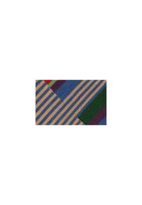 Tessuto tessuto con strisce diagonali blu, verdi, rosse e viola su uno sfondo dorato, con una finitura testurizzata e decorata.