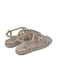 Sandalias de ante gris con múltiples tiras delgadas adornadas con strass transparentes, con una suela de purpurina plateada y un cierre de hebilla en la correa del tobillo.