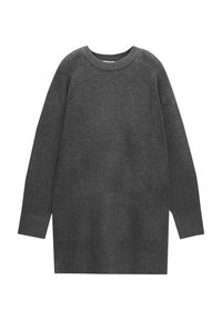 Un pull gris épais en tissu doux. Il présente un col rond, des manches longues et des bords côtelés. Design à coupe droite.