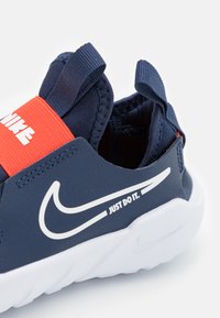 Nike Performance FLEX RUNNER 2 UNISEX - Scarpe da corsa su strada - midnight navy/white/picante red