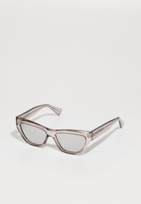Occhiali da sole con montatura trasparente rosa, design angolare e lenti grigie. Caratterizzati da un materiale leggero e un sottile dettaglio del logo sulla stanghetta.