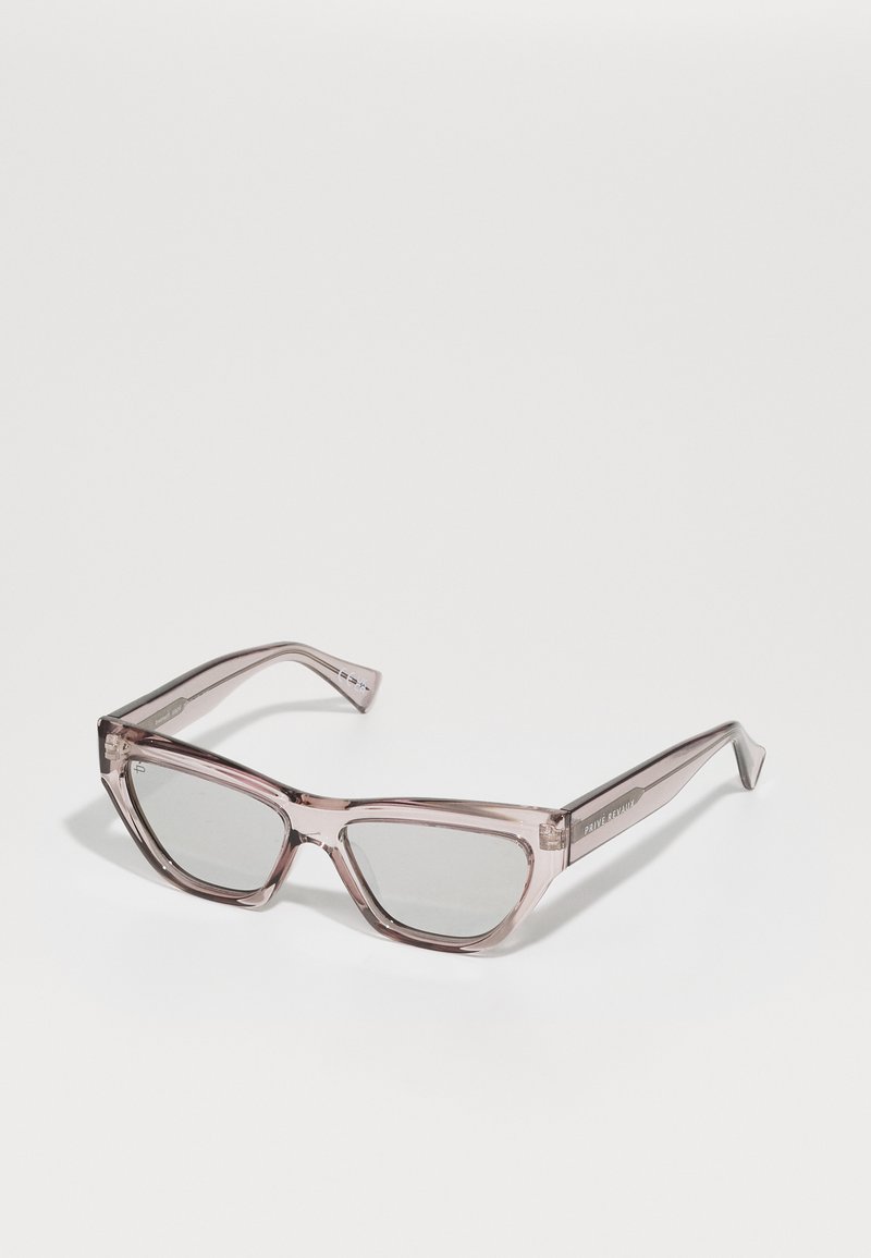 Occhiali da sole con montatura trasparente rosa, design angolare e lenti grigie. Caratterizzati da un materiale leggero e un sottile dettaglio del logo sulla stanghetta.
