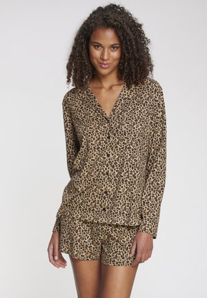 Korte mouwen pyjama set met luipaardprint, bestaande uit een knoop-overhemd en bijpassende shorts in tan- en bruintinten, met een relaxte pasvorm en soepele textuur.