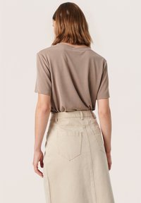 Soaked in Luxury COLUMBINE V-NECK SS - Paprasti marškinėliai - walnut