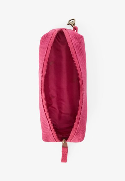 Pencil case od ružičastog tkanja s glatkom teksturom, zatvaranjem na zatvarač i prostranim unutrašnjim prostorom. Unutrašnja obloga je iste ružičaste boje.
