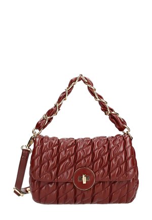 Sac à main en cuir matelassé rouge foncé avec un fermoir à tourniquet en métal doré et une bandoulière en chaîne tissée de cuir assorti.