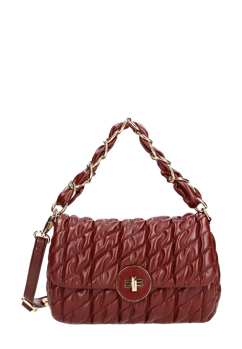 Bolso de mano de cuero acolchado rojo oscuro con cierre de torsión en tono dorado y correa de hombro de eslabones entrelazados con cuero a juego.