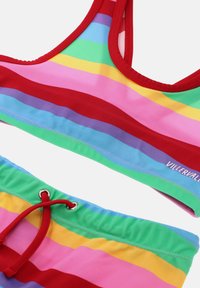 Bikini de dos piezas con rayas horizontales en colores arcoíris: rojo, rosa, amarillo, verde, azul y púrpura, con un borde rojo y cordones ajustables.
