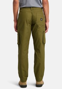 Pantaloni cargo verde oliva con tasche laterali, una tasca posteriore con una patch del logo e un design a gamba dritta. Realizzati in tessuto resistente.