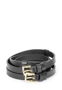 Czarny skórzany pasek z dwoma złotymi klamrami, charakteryzujący się gładką teksturą i prostym wzornictwem. Pasek jest zwinięty w celu prezentacji.
