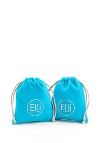 Deux sacs en tissu bleu aqua avec cordon de serrage, ornés de logos circulaires blancs avec le texte "Elli" et des accents en argent.