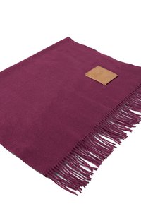 Sciarpa di lana color bordeaux con etichetta in pelle e bordi frangiati, texture liscia e forma rettangolare, che misura circa 150 cm per 30 cm.