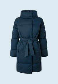 Marinblå vadderad kappa med hög krage, bälte i midjan och långa ärmar. Mjuk tyg med synliga quiltade sektioner för isolering.