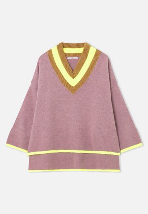 V-kaula-aukkoinen pehmeä vaaleanpunainen neulepaita, jossa kontrastiväriset ruskeat ja neonkeltaiset raidat kauluksessa ja helmassa, leveillä hihoilla.