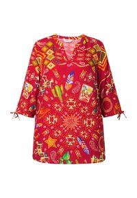 Túnica roja con un vibrante patrón multicolor que presenta motivos geométricos y de la naturaleza. Diseño de escote en V y mangas de tres cuartos con lazos.