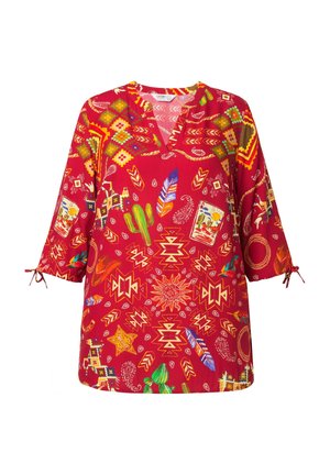 Rode tuniek met een levendig meerkleurig patroon met geometrische en natuurmotieven. V-hals ontwerp en driekwartmouwen met strikjes.