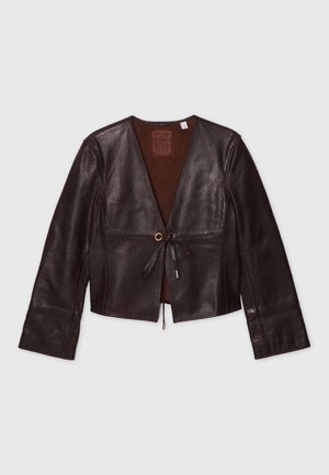 Chaqueta de cuero marrón recortada con mangas largas, escote en V, cierre delantero con lazo y acentos en tono dorado; textura suave con un acabado rico.