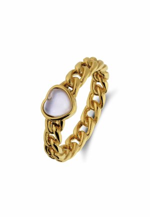 Gouden ring met schakels en een hartvormige witte edelsteen in een gouden zetting, afgebeeld op een witte achtergrond.