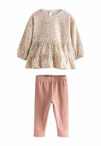 Top de manga larga con estampado floral en tonos suaves beige y rosa, con dobladillo fruncido, combinado con leggings acanalados de color rosa sólido.