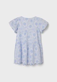 Robe florale bleu clair à manches courtes, avec un ourlet évasé et des bords festonnés, fabriquée en tissu léger avec un motif délicat.