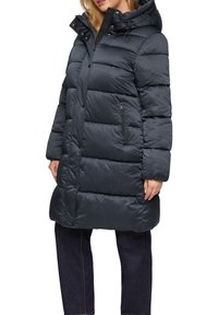 Gevoerde donkergrijze jas met capuchon, knoop- en ritsluiting, en een ritszak. Glad, lichtgewicht stof met een doorgestikt ontwerp.