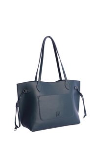 Bolso tote de cuero azul oscuro con dos asas para el hombro, bolsillo frontal y correas laterales ajustables con anillas de metal.