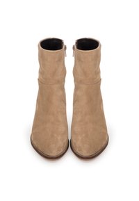 Botines de ante marrón con punta afilada y cierre de cremallera, que presentan una textura suave y un diseño minimalista.