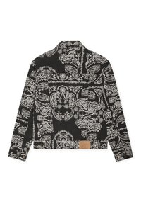 Veste noire avec imprimé bandana blanc à motif paisley et floral, poignets boutonnés et une petite pièce en cuir marron près de l'ourlet à l'arrière.