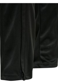 Svarta atletiska shorts med en slät yta, med en siddragkedja och en rak skärning. Tyget verkar lätt och hållbart.