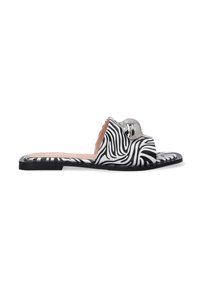 Sorte og hvide zebra-stribede slidesandaler med rund tå, flad sål og en metallisk detalje på den øverste rem. Blødt indre for er synligt.