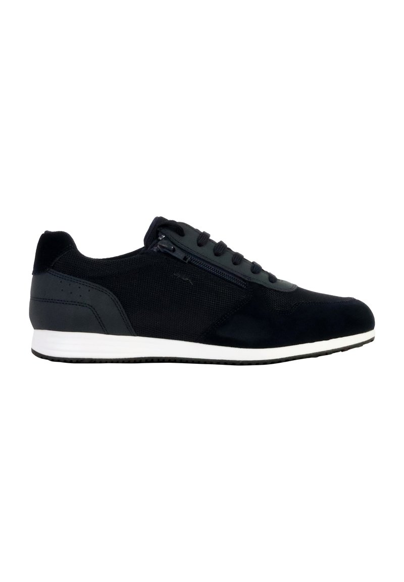 Scarpa sportiva nera con una tomaia in mesh texturizzato, dettagli in suede, chiusura con lacci frontale, zip laterale e suola in gomma bianca.