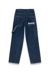 Jeans in denim scuro con vestibilità rilassata, dotati di più tasche e la scritta "DISCLAIMER" in bianco sulla tasca posteriore. Cuciture a contrasto visibili.