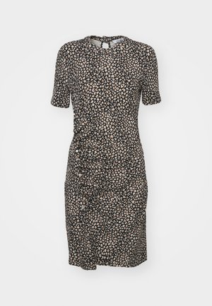 Černé květinové šaty s krátkými rukávy, s kulatým výstřihem, nařaseným pasem a ozdobnými knoflíky vpředu. Květy v jemných barvách.