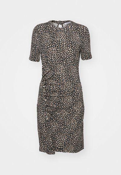 Μαύρο φλοράλ φόρεμα με κοντά μανίκια, που διαθέτει στρογγυλή λαιμόκοψη, μαζεμένη μέση και διακοσμητικά κουμπιά κατά μήκος του μπροστινού μέρους. Φλοράλ σχέδιο σε απαλές αποχρώσεις.