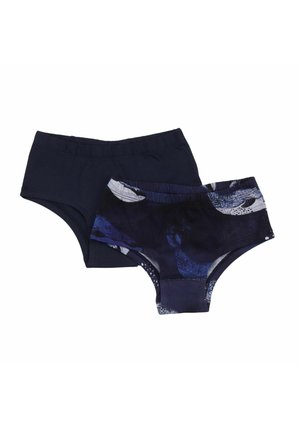 Zwei Jungen-Schwimmhosen, eine in einfarbigem Marineblau und eine marineblau mit abstraktem blau-weißem Muster, flach auf weißem Hintergrund ausgelegt.