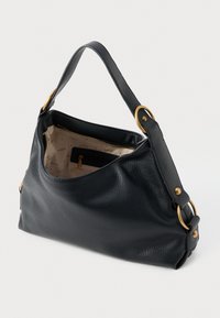 Schwarze, strukturierte Lederhandtasche mit einer lässigen Form, goldenen Hardware-Akzenten und einem Reißverschluss oben, ausgestattet mit einem beigen Innenraum und Taschen.