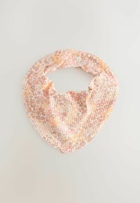 Florale print bandana van zacht, textuurgegeven stof in roze, oranje en witte tinten. Heeft een ronde vorm en een drukknoopsluiting.